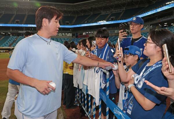팬들에 사인을 해주고 있는 강민호. 사진 | 삼성라이온즈