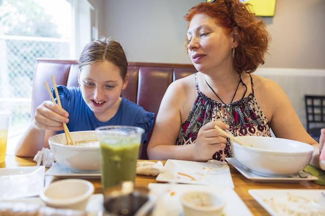 이같이 식사 도중 말차를 같이 섭취하는 것은 지양해야 한다. (사진=게티이미지)