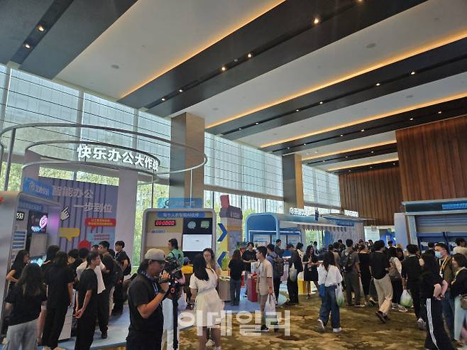 9일 오전 중국 베이징 왕징 하얏트 호텔에서 열린 바이두의 개발자 대회에 참석자들이 전시 부스를 둘러보고 있다. (사진=이데일리 이명철 특파원)