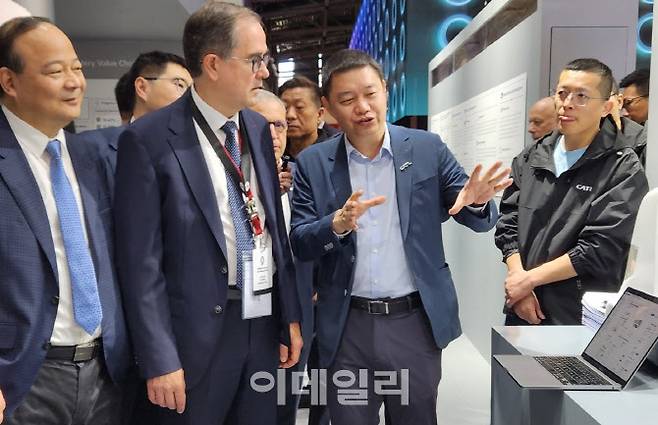 로빈 쩡 CATL 회장 겸 CEO와(왼쪽) 프랑수아 프로보 르노그룹 회장(가운데)이 8일(현지시간) 독일 뮌헨 ‘IAA 모빌리티 2025’ 전시장에 마련된 CATL 부스를 살펴보고 있다 (사진=이데일리 이배운 기자)