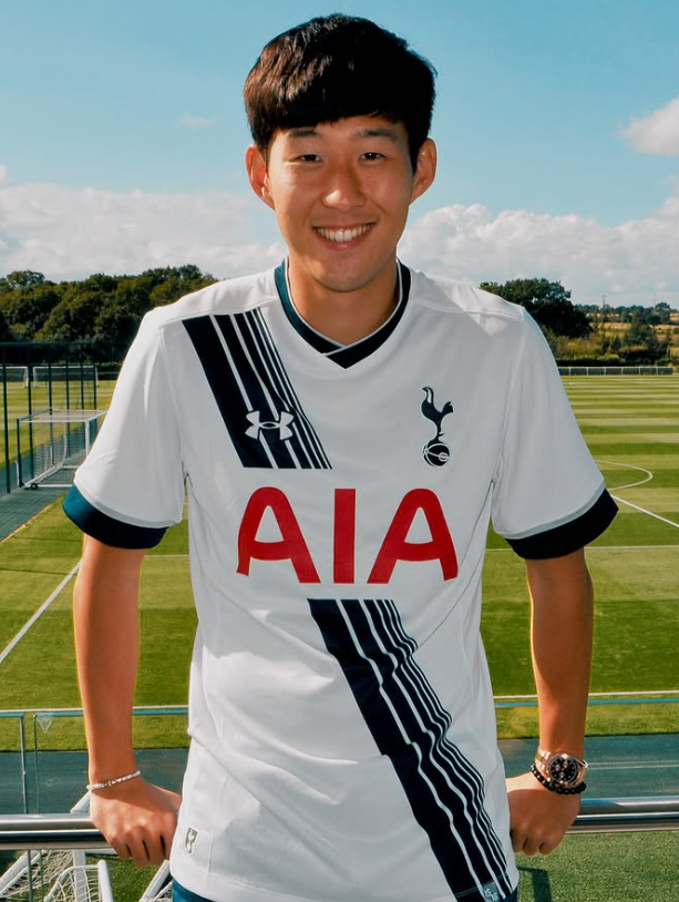 토트넘 영입 당시 만 23세의 손흥민이 입단 사진을 찍고 있다