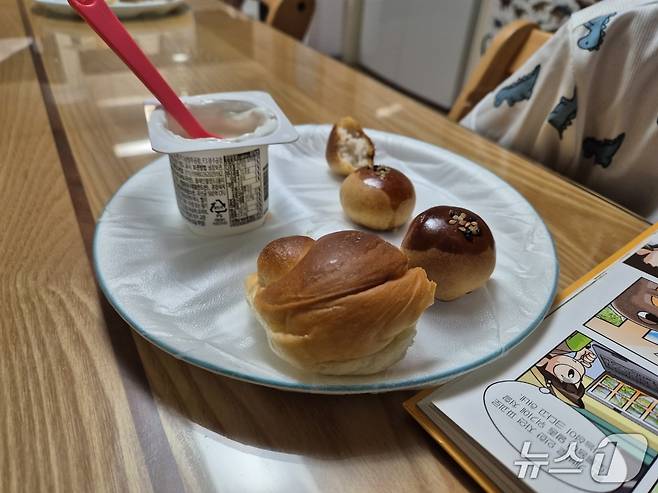 9일 오전 7시 40분쯤 단수가 된 강원 강릉 홍제동의 한 아파트. 아이가 식사하는 그릇에 비닐이 씌워져 있다. 설거지물 조차 아끼려는 것이다. 2025.9.9/뉴스1 윤왕근 기자