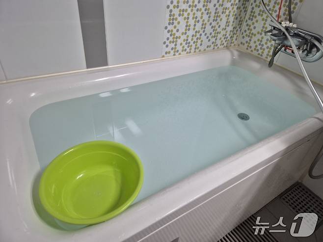 9일 오전 7시 40분쯤 단수가 된 강원 강릉 홍제동의 한 아파트. 화장실 욕조에 미리 받아 놓은 물. 2025.9.9/뉴스1 윤왕근 기자