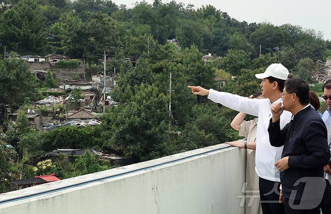 오세훈 서울시장이 9일 오전 서울 마지막 판자촌인 노원구 백사마을 철거 현장을 찾아 재개발 상황을 점검하고 있다. 서울시는 분양·임대를 구분하지 않는 소셜믹스 방식으로 26개 동, 3천178세대 규모의 공동주택을 조성해 사회통합의 상징 공간으로 만들 계획이다. 2025.9.9/뉴스1 ⓒ News1 김진환 기자