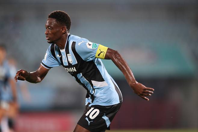 K리그2 28라운드 MVP를 수상한 툰가라 (한국프로축구연맹 제공)