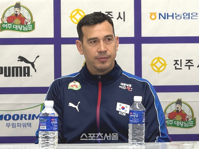 여자배구대표팀 사령탑에서 물러난 모랄레스 감독. 진주 | 정다워 기자
