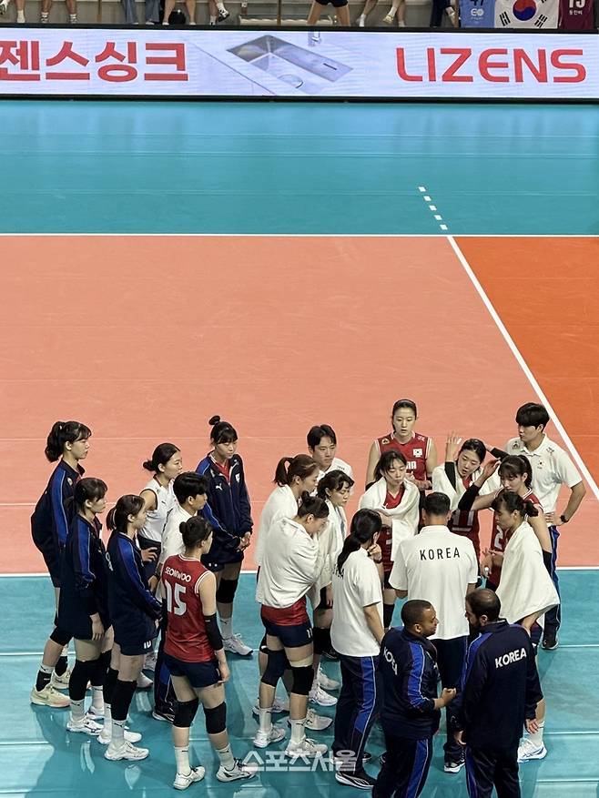 여자배구대표팀이 지난달 13일 진주체육관에서 열린 프랑스전에서 작전 지시를 듣고 있다. 진주 | 정다워 기자