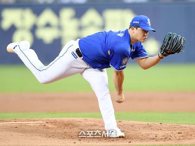 삼성 최원태가 잠실구장에서 열린 2025 KBO리그 두산과 경기에 선발 등판해 힘차게 공을 던지고 있다. 잠실 | 박진업 기자 upandup@sportsseoul.com