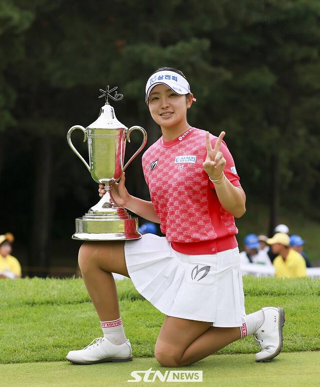 7일 경기 이천시 블랙스톤 이천(파72)에서 열린 한국여자프로골프(KLPGA) 투어 KB금융 스타챔피언십에서 유현조(삼천리)가 정상에 오른 후 우승 트로피를 들고 기념 촬영 중이다. /사진=손진현 기자