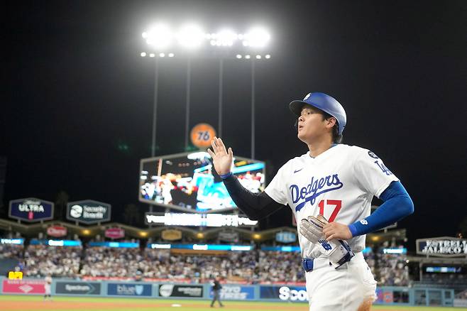 Sep 8, 2025; Los Angeles, California, USA; Los Angeles Dodgers designated hitter Shohei Ohtani (17) returns to the dugout after scoring in the seventh inning against the Colorado Rockies at Dodger Stadium. Mandatory Credit: Kirby Lee-Imagn Images
<저작권자(c) 연합뉴스, 무단 전재-재배포, AI 학습 및 활용 금지>