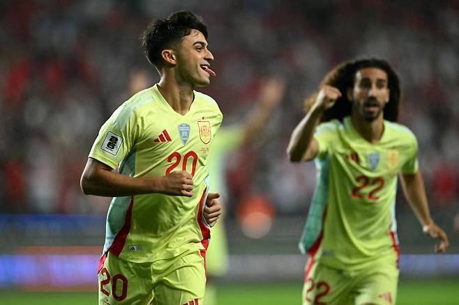 TOPSHOT - Spain's midfielder #20 Pedri (L) celebrates after scoring Spain's first goal during the FIFA World Cup 2026 Group E qualification football match between Turkey and Spain at the Konya Buyuksehir Belediye Stadium, in Konya, on September 7, 2025. (Photo by Ozan KOSE / AFP)<저작권자(c) 연합뉴스, 무단 전재-재배포, AI 학습 및 활용 금지>