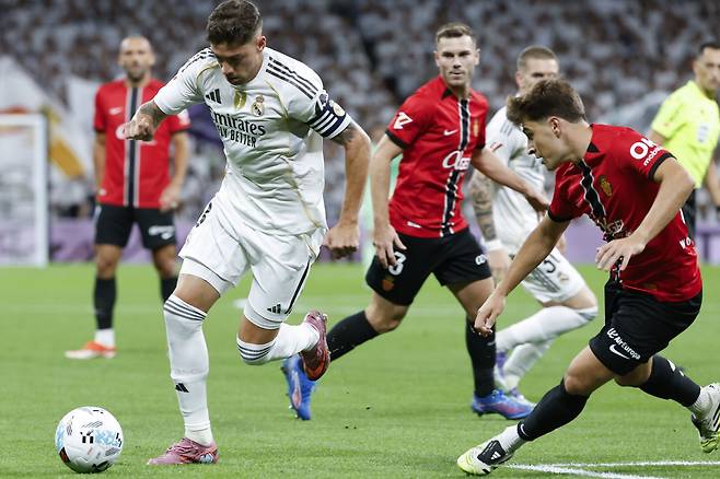epa12338139 Real Madrid's Fede Valverde (L) in action during the Spanish LaLiga soccer match between Real Madrid and RCD Mallorca, in Madrid, Spain, 30 August 2025. EPA/CHEMA MOYA
<저작권자(c) 연합뉴스, 무단 전재-재배포, AI 학습 및 활용 금지>