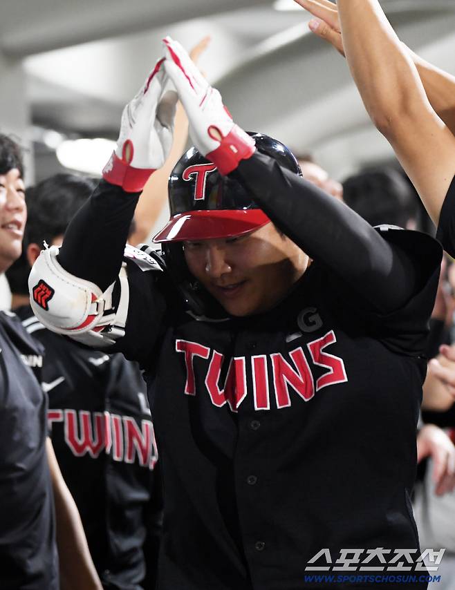 22일 광주 기아챔피언스필드에서 열린 KIA 타이거즈와 LG 트윈스의 경기. 5회초 2사 2,3루 LG 문보경이 스리런포를 날린 뒤 환호하고 있다. 광주=박재만 기자 pjm@sportschosun.com/2025.08.22/