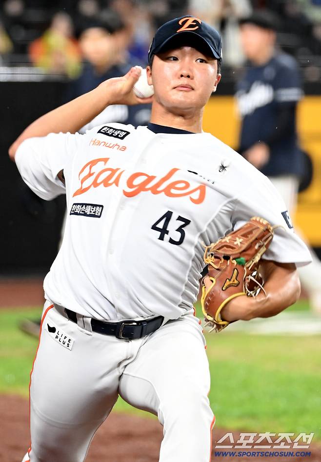 3일 대전 한화생명볼파크에서 열린 NC와 한화의 경기, 연장 10회초 투구를 앞두고 연습투구를 하는 한화 정우주. 대전=허상욱 기자wook@sportschosun.com/2025.09.03/