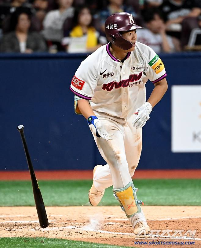 9일 고척스카이돔에서 열린 LG와 키움의 경기, 4회말 어준서가 안타를 치고 있다. 고척=허상욱 기자wook@sportschosun.com/2025.09.09/