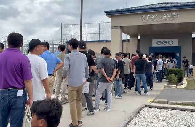 미 조지아주 포크스턴의 이민세관단속국(ICE) 구금시설 앞에서 관계사 직원들이 면담을 기다리고 있다. 연합뉴스