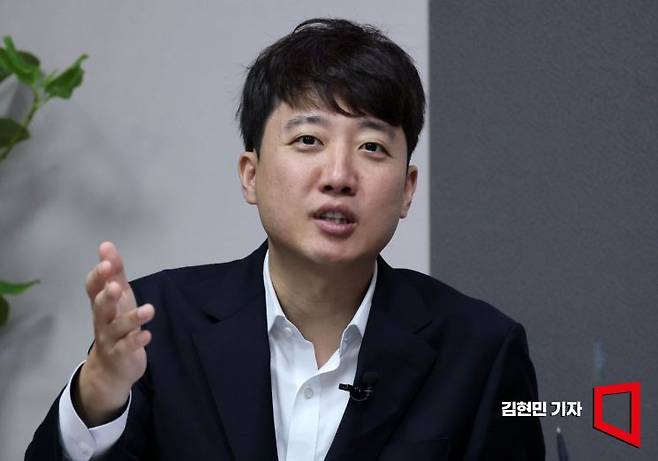 이준석 개혁신당 대표가 5일 국회에서 아시아경제 AK라디오에 출연해 소종섭 스페셜리스트와 인터뷰하고 있다. 2025.8.5 김현민 기자