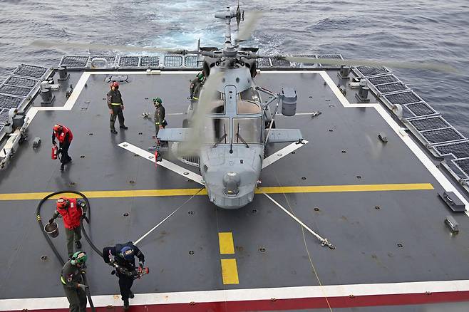 지난 2일(현지시각) 필리핀 해군 헬리콥터 한 대가 남중국해 분쟁 수역에서 필리핀, 호주, 캐나다 해군과 해상 합동 훈련 중 함상 위에서 연료를 보급받고 있다. / AFP연합뉴스
