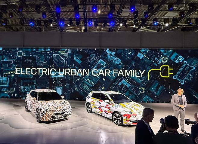폭스바겐그룹이 8일(현지시각) 독일 뮌헨 IAA 2025 서밋에서 소형 전기차 라인업인 ‘도심형 전기차 패밀리’ 전략을 소개했다. 이 라인업의 4개 차종은 내년부터 유럽에서 시작가 2만5000유로(약 4100만원)에 판매된다./이윤정 기자