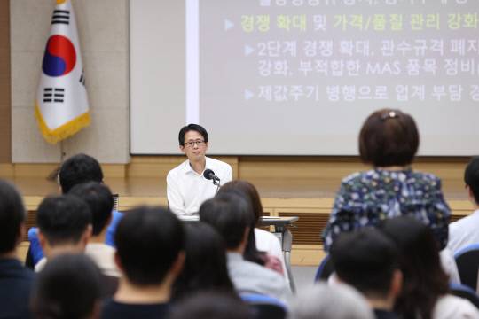 백승보 조달청장이 9일 정부대전청사에서 열린 조달청 타운홀 미팅에 참석해 직원들의 목소리를 듣고 있다. 조달청 제공