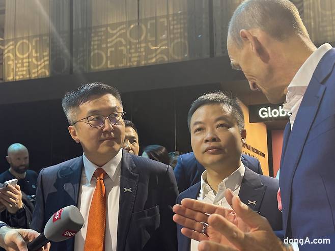 허 샤오펑 샤오펑 최고경영자(오른쪽에서 두 번째)가 폭스바겐그룹 관계자와 8일(현지시간) IAA 모빌리티 2025가 열린 독일 메쎄 전시장에서 대화를 나누고 있다.