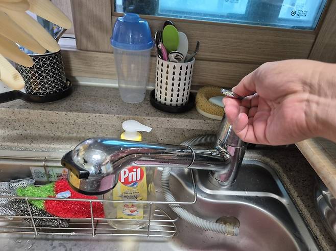 9일 오전 7시 40분쯤 단수가 된 강원 강릉 홍제동의 한 아파트 주방 수도꼭지에 물이 나오지 않고 있다. 2025.9.9/뉴스1