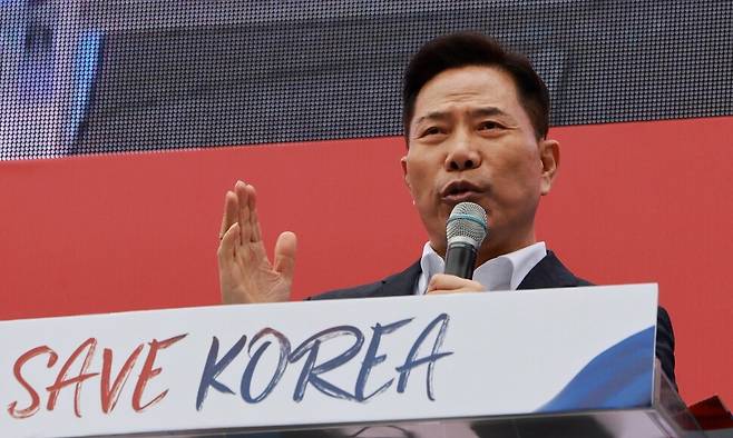 지난 1일 서울 여의대로에서 세이브코리아가 연 ‘3·1절 국가비상기도회’에서 손현보 목사가 윤석열 대통령 탄핵 기각을 촉구하고 있다. 연합뉴스