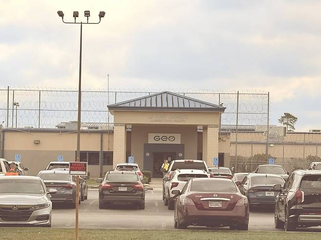 조기중 워싱턴 총영사 등 외교부 현장대책반 관계자들이 8일(현지시각) 오후 미국 조지아주 포크스턴에 있는 이민세관단속국의 구금시설을 찾아 한국인 노동자들의 귀국을 위한 실무 준비를 진행했다. 포크스턴/김원철 특파원