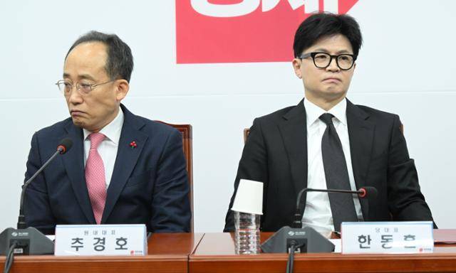 국민의힘 한동훈(오른쪽) 전 대표, 추경호 전 원내대표가 12·3 불법계엄 사태 후인 지난해 12월 5일 국회에서 열린 최고위원회의에 참석해 각기 다른 곳을 보고 있다. 고영권 기자