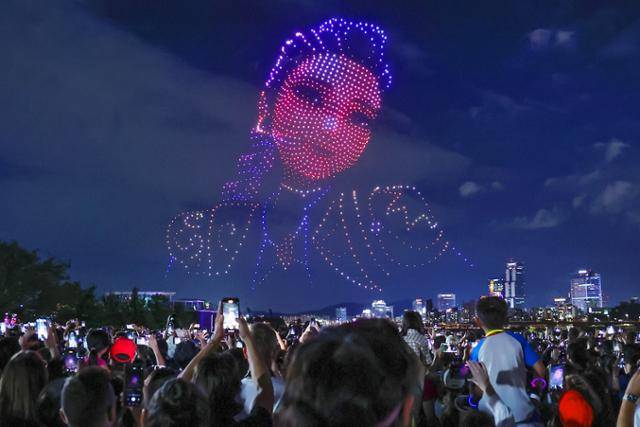 7일 서울 광진구 뚝섬한강공원에서 열린 2025 한강 불빛 공연(드론 라이트쇼)에서 1,200여 대의 드론이 케이팝 데몬 헌터스(케데헌) 캐릭터의 모습을 이루며 밤하늘을 수놓고 있다. 뉴스1