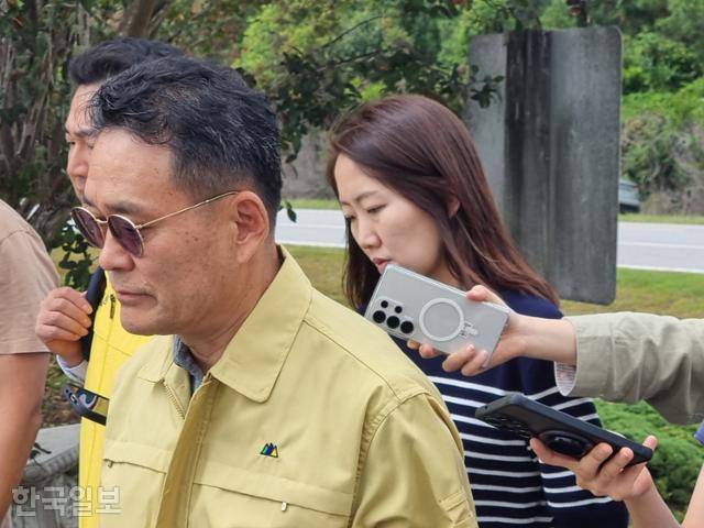 조기중(맨 앞줄) 워싱턴 총영사가 8일 정오 직전 취재진에 둘러싸인 채 한국인 300여 명이 구금돼 있는 미국 조지아주 포크스턴 소재 디레이 제임스 교정 시설로 들어가고 있다. 포크스턴=권경성 특파원