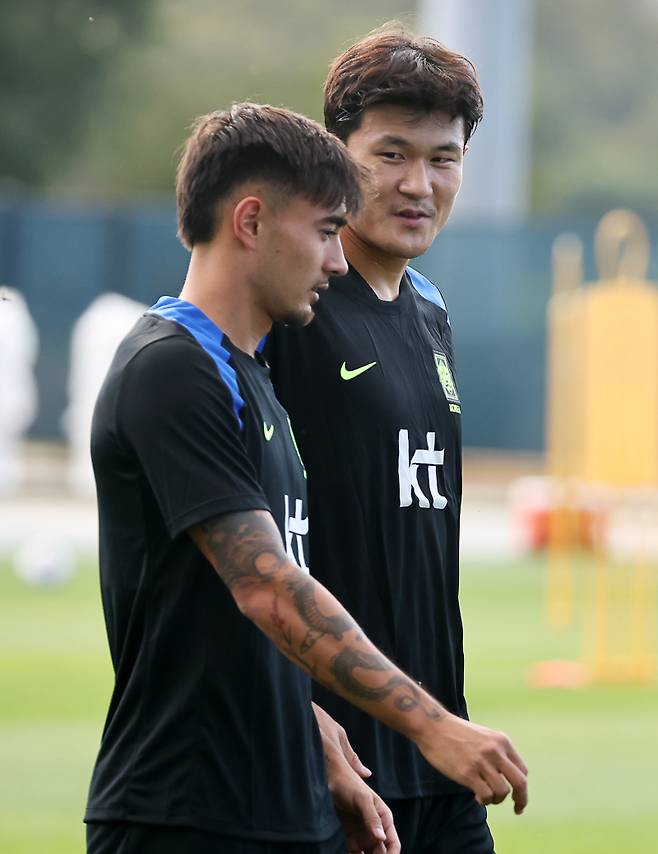 <yonhap photo-1971=""> 대화나누는 김민재-옌스 카스트로프 (뉴욕=연합뉴스) 윤동진 기자 = 2일(현지시간) 미국 뉴욕주 아이칸 스타디움에서 열린 한국 축구 대표팀 훈련에서 김민재와 옌스 카스트로프가 대화를 나누고 있다. 2025.9.3 mon@yna.co.kr/2025-09-03 09:09:19/ <저작권자 ⓒ 1980-2025 ㈜연합뉴스. 무단 전재 재배포 금지, AI 학습 및 활용 금지></yonhap>