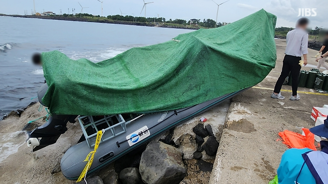 어제(8일) 제주시 한경면 용수리 해녀탈의장 인근에서 발견된 고무보트 (사진, 정용기 기자)