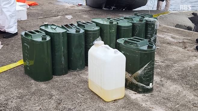 발견된 고무보트에서 나온 물품들 (사진, 정용기 기자)