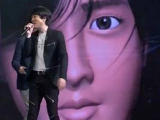 1997년 등장한 사이버가수 아담(배경 사진). 실제 인간 목소리에 캐릭터만 입혔다. 사진 JTBC