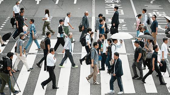 지난 6월 일본 도쿄의 한 거리를 시민들이 걸어가고 있다. AP=연합뉴스