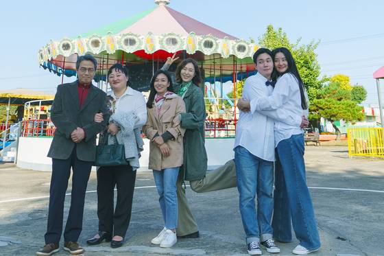 영화 '비밀일 수밖에'는 자신의 비밀을 감추고 살던 정하(장영남)가 아들 진우(류경수) 커플과 예비 사돈의 갑작스런 방문으로 인해 일상에 균열이 가는 과정을 그린 블랙 코미디다. 사진 슈아픽처스, AD406