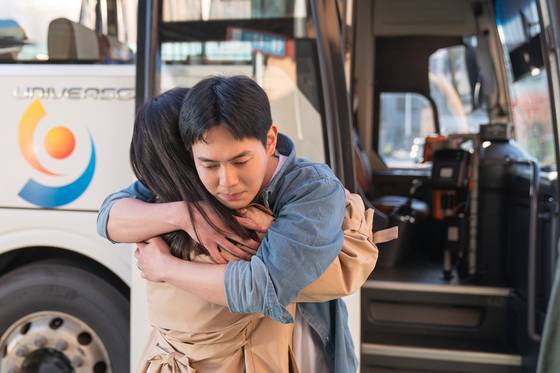 영화 '비밀일 수밖에'에서 정하(장영남)는 아들 진우(류경수)에게 자신의 성 정체성과 암 투병 사실을 숨긴다. 사진 슈아픽처스, AD406