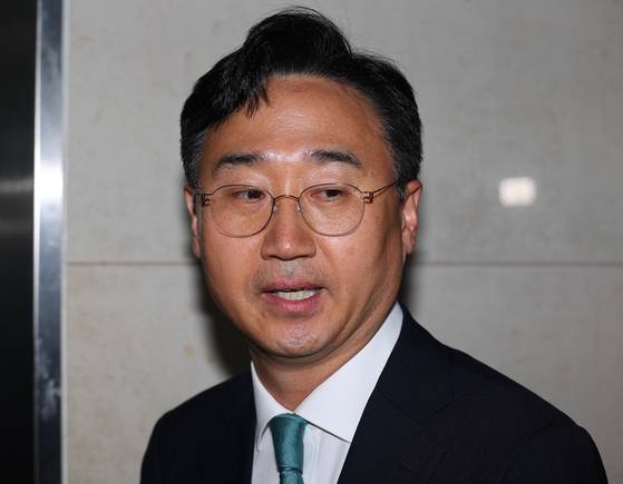 신범철 전 국방부 차관이 4일 압수물 포렌식 선별을 위해 서울 서초구 순직해병특검에 출석하고 있다. 연합뉴스