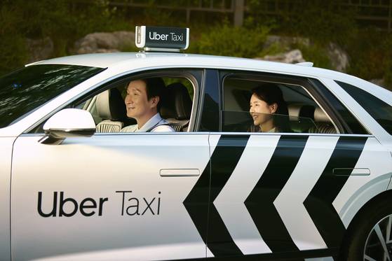 네이버는 글로벌 택시 호출 플랫폼 우버와 전략적 제휴를 통해 네이버플러스 멤버십에 우버 택시의 멤버십 서비스 '우버 원'Uber One)을 연계할 계획이다. 사진 우버
