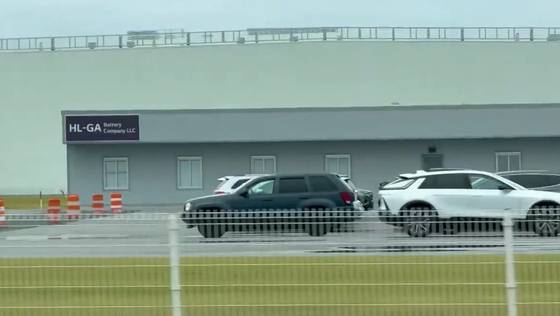 현지시간 8일 오전. 대거 체포 사태 이후 처음으로 맞은 월요일 아침 미국 조지아주 엘라벨에 위치한 현대차-LG에너지솔루션의 합작 배터리 공장에 트럭이 드나들고 있다. 공장 주차장엔 직원들의 차량이 주차된 모습도 확인됐다. 엘라벨=강태화 특파원