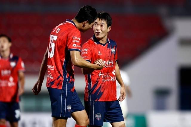 ▲ 김천상무 이승원이 지난달 17일 김천종합운동장에서 열린 FC서울과 하나은행 K리그1 2025 26라운드 맞대결에서 김찬의 페널티킥 득점을 축하하고 있다. 김천상무 제공