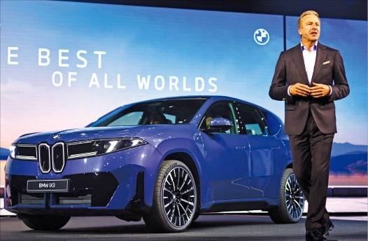 (2) 올리버 집세 BMW그룹 회장은 지난 5일 IAA 모빌리티 2025 미디어데이에서 차세대 전동화 플랫폼에 기반한 첫 양산차 ‘뉴 iX3’를 공개했다. 로이터/EPA연합뉴스
