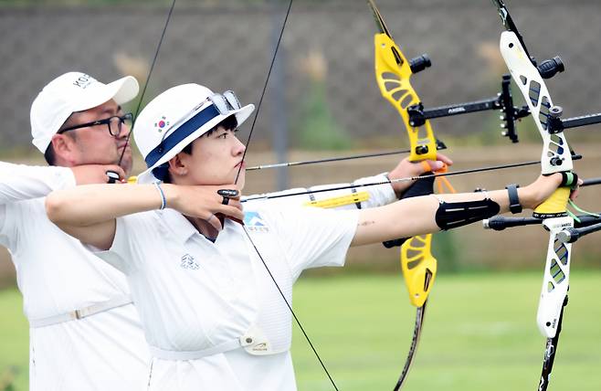 김우진(왼쪽)과 안산이 9일 광주 남구 광주국제양궁장에서 열린 2025 세계양궁선수권대회 리커브 혼성 연습에서 화살을 쏘고 있다. 연합뉴스