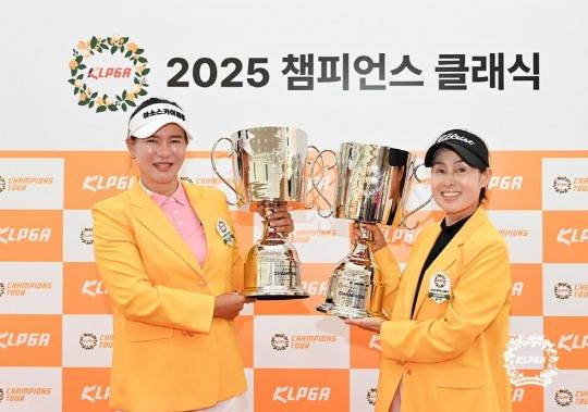 챔피언스 투어 우승자 김선미(왼쪽)와 김미경. 사진=연합뉴스