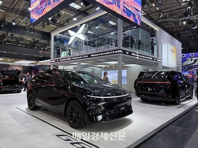 8일(현지시간) 독일 뮌헨에서 열린 ‘IAA 모빌리티 2025’에서 독일 폭스바겐과 중국 샤오펑이 부스를 맞댔다. 사진은 샤오펑의 준중형 전기 SUV(스포츠유틸리티차량) G6. 박제완기자