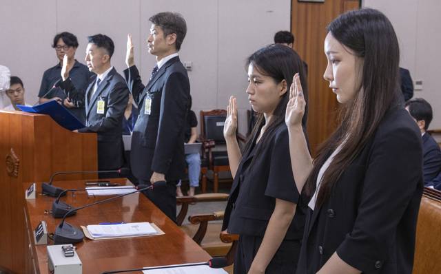 지난 5일 국회에서 열린 법제사법위원회 법안심사1소위원회에서 열린 검찰개혁 입법 청문회에서 서울남부지검에서 건진 전성배씨 관련한 수사를 담당했던 검사들과 압수수색 증거품인 ‘관봉권’을 관리했던 검찰 수사관들이 출석해 증인선서를 하는 모습. 사진 왼쪽부터 이희동 부산고검 검사(전 서울남부지검 1차장 검사), 박건욱 대구지검 인권보호관(전 서울남부지검 부장검사), 김정민ㆍ남경민 서울남부지검 수사관. 연합뉴스