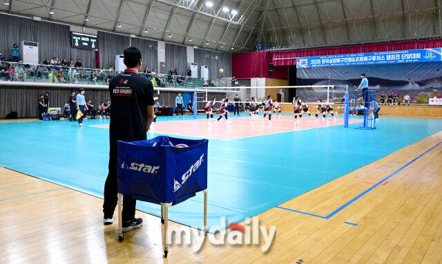 볼리트리버로 변신한 정관장 고희진 감독이 코트 뒤에서 경기를 보고 있다 / 단양(충북) = 유진형 기자 zolong@mydaily.co.kr