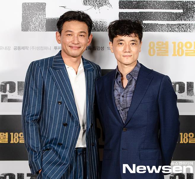 동서지간으로 알려진 황정민과 필감성 감독이 2021년 ‘인질’ 개봉 당시 취재진을 향해 포즈를 취한 모습(뉴스엔DB)