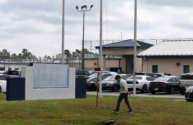 8일(현지시간) 미국 당국의 이민단속으로 체포된 현대차-LG엔솔 배터리공장 건설 현장 직원들이 수감돼 있는 있는 조지아주 포크스턴의 이민세관단속국(ICE) 구금시설 모습. 연합뉴스